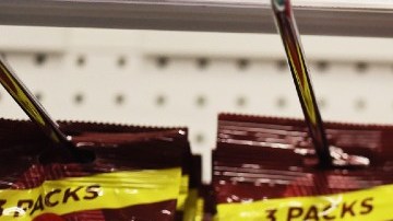 Imagen de un estante en el que se observan paquetes de chicles de la marca Trident.