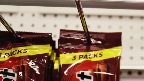 Imagen de un estante en el que se observan paquetes de chicles de la marca Trident.