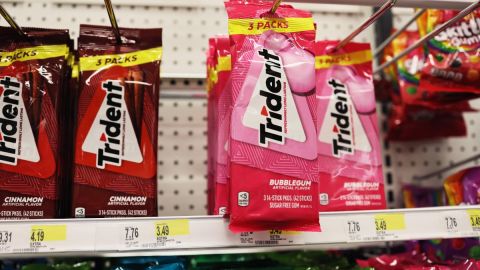 Imagen de un estante en el que se observan paquetes de chicles de la marca Trident.