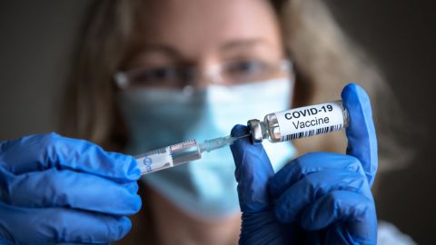 COVID-19: vacunas han salvado más de 3 millones de vidas en EE.UU.