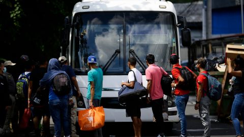 Inmigrantes venezolanos abordan un autobús en Ciudad de Panamá el 1 de noviembre de 2022.