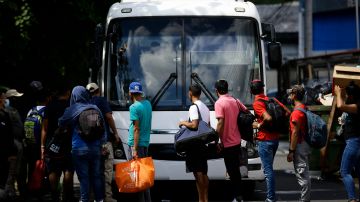 Inmigrantes venezolanos abordan un autobús en Ciudad de Panamá el 1 de noviembre de 2022.