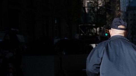 Imagen de una persona que está repartiendo paquetes, junto a una plataforma para llevarlos.