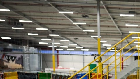 Imagen de una línea de selección de productos en la que se ven tres paquetes sobre la banda móvil.