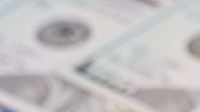 Imagen de fajos de billetes de dólares.