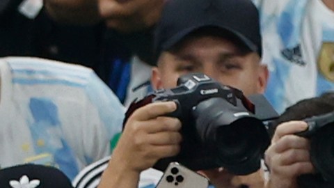 Lionel Messi rodeado de personas en el Estadio Lusail de Qatar.