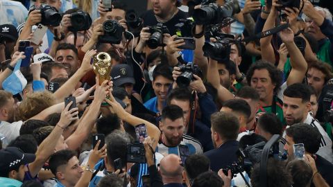 Lionel Messi rodeado de personas en el Estadio Lusail de Qatar.