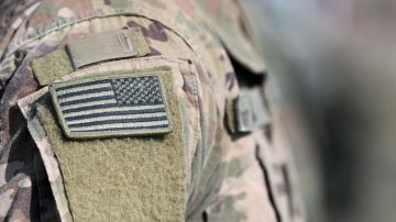 Imagen de un parche de la bandera de Estados Unidos en el brazo de un soldado del Ejército.