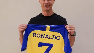 Cristiano Ronaldo posando con la camiseta de su nuevo club, Al-Nassr.