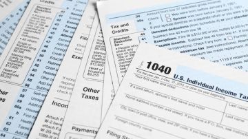 Imagen de varios formularios en papel para las declaraciones de impuestos.