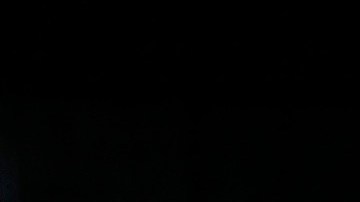 Imagen de un logotipo de General Electric y en el fondo un auto eléctrico.