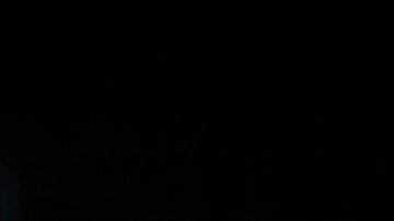 Imagen de un logotipo de General Electric y en el fondo un auto eléctrico.