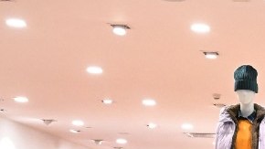 Imagen de varias personas que cargan bolsas de compras en una tienda.