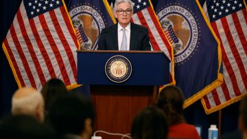 Imagen del presidente de la Fed, Jerome Powell, frente a un estrado con el sello de la Reserva Federal, y parado frente a banderas de Estados Unidos.