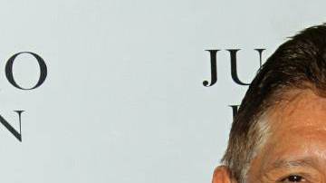 Juan Osorio disfruta su noviazgo con la actriz Eva Daniela, 37 años menor que él.