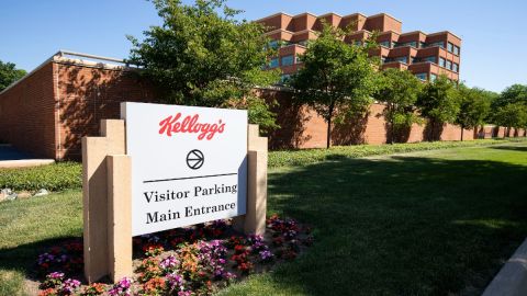 Imagen de un letrero de entrada a unas oficinas de la empresa Kellogg.