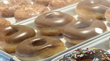 Imagen de un aparador de ventas de la cadena Krispy Kreme.
