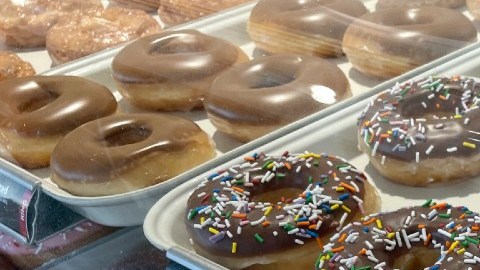Imagen de un aparador de ventas de la cadena Krispy Kreme.