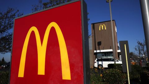 Una logotipo de McDonald's en color amarillo y rojo se ve afuera de un restaurante de la cadena.