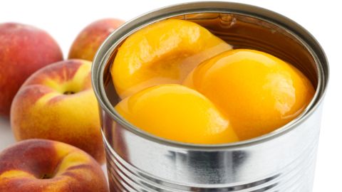 Chinos comen melocotones enlatados como remedio contra el Covid: qué dicen los expertos