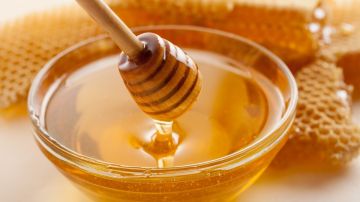 La miel no sólo ayuda al dolor de garganta: regula la glucosa y baja el colesterol, según nuevo estudio