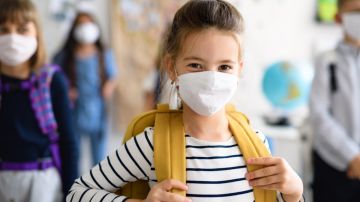 Gripe, COVID y RSV en EE.UU.: cómo lograr que tus hijos usen máscaras sin importar la edad