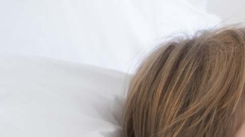 Cómo usar las pantallas como calmantes para los niños afecta su conducta futura