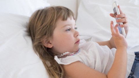 Cómo usar las pantallas como calmantes para los niños afecta su conducta futura