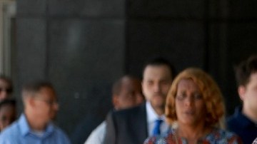 Imagen de varias personas formadas en una feria de trabajo.