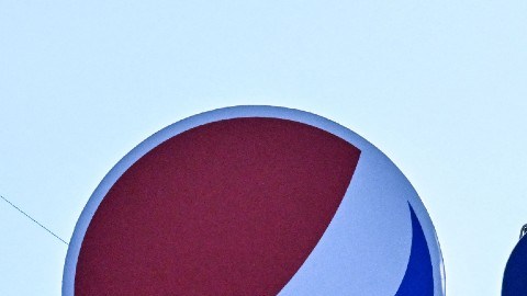 Imagen del logotipo de PepsiCo sobre una estructura.