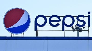 Imagen del logotipo de PepsiCo sobre una estructura.