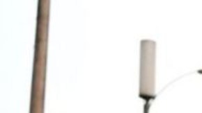 Un simpatizante del expresidente Pedro Castillo ondea una bandera nacional frente a la policía antidisturbios.