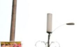 Un simpatizante del expresidente Pedro Castillo ondea una bandera nacional frente a la policía antidisturbios.