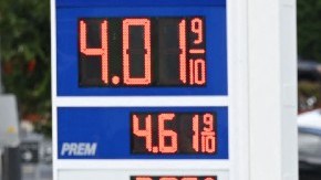 Imagen de una estación de gasolina en la que se ven varios autos que cargan combustible.