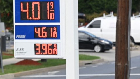 Imagen de una estación de gasolina en la que se ven varios autos que cargan combustible.