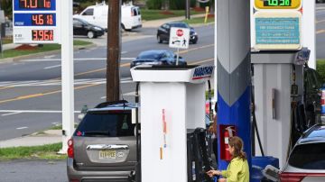Imagen de una estación de gasolina en la que se ven varios autos que cargan combustible.