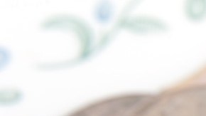 Imagen de varias monedas y un billete sobre un ticket de restaurante.