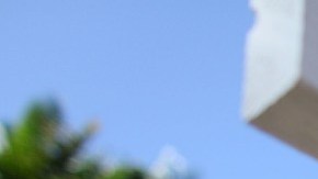 Imagen de un letrero de venta de una vivienda en color blanco.