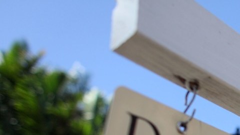 Imagen de un letrero de venta de una vivienda en color blanco.