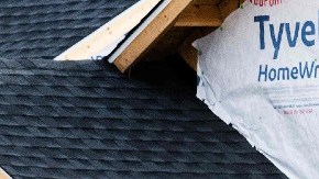 Imagen de varias personas que trabajan en la renovación de una vivienda.