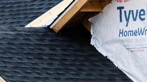 Imagen de varias personas que trabajan en la renovación de una vivienda.