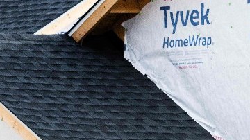 Imagen de varias personas que trabajan en la renovación de una vivienda.