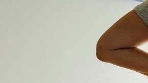 Imagen de una persona que está en el medio de un cuarto en donde se están haciendo reparaciones.