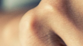 Imagen de una persona que cuenta billetes con las manos.