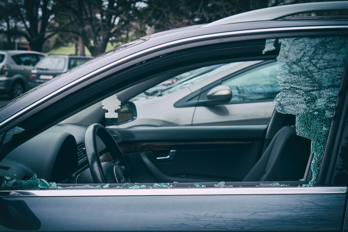 Breaking the car window. Разбитое окно машины. Безрамочные окна в машине. Открытое окно в машине. Залезть в машину через окно.