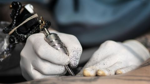 Una mujer en EE.UU. se tatuó los globos oculares y ahora se está quedando ciega