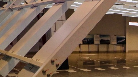 Imagen de tres vehículos Tesla Model 3 de colores gris, blanco y azul.