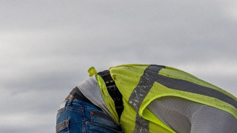 Una imagen de trabajadores de la construcción, mientras realizan reparaciones.