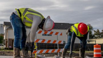 Una imagen de trabajadores de la construcción, mientras realizan reparaciones.