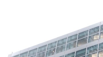 Imagen de varias personas caminando en medio de la lluvia.
